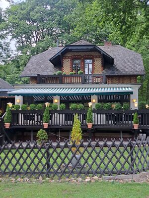Das Restaurant &bdquo;Rheinblick&ldquo; mit seiner Terrasse