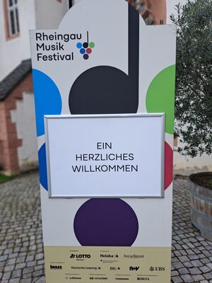 Stele des Rheingau Musik Festivals mit der Aufschrift &bdquo;Ein herzliches Willkommen&ldquo;