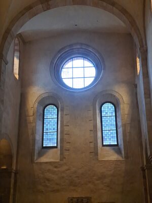 Fensterrose und Chorfenster im Innenraum der Basilika