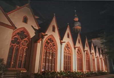 Die Basilika des Klosters Eberbach bei abendlicher Beleuchtung
