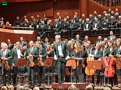 Schlussapplaus: GMD Thomas Guggeis mit dem Frankfurter Opern- und Museumsorchester und den Ch&ouml;ren