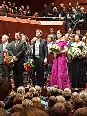Der Dirigent und die Solistinnen mit Blumenstr&auml;u&szlig;en beim Applaus